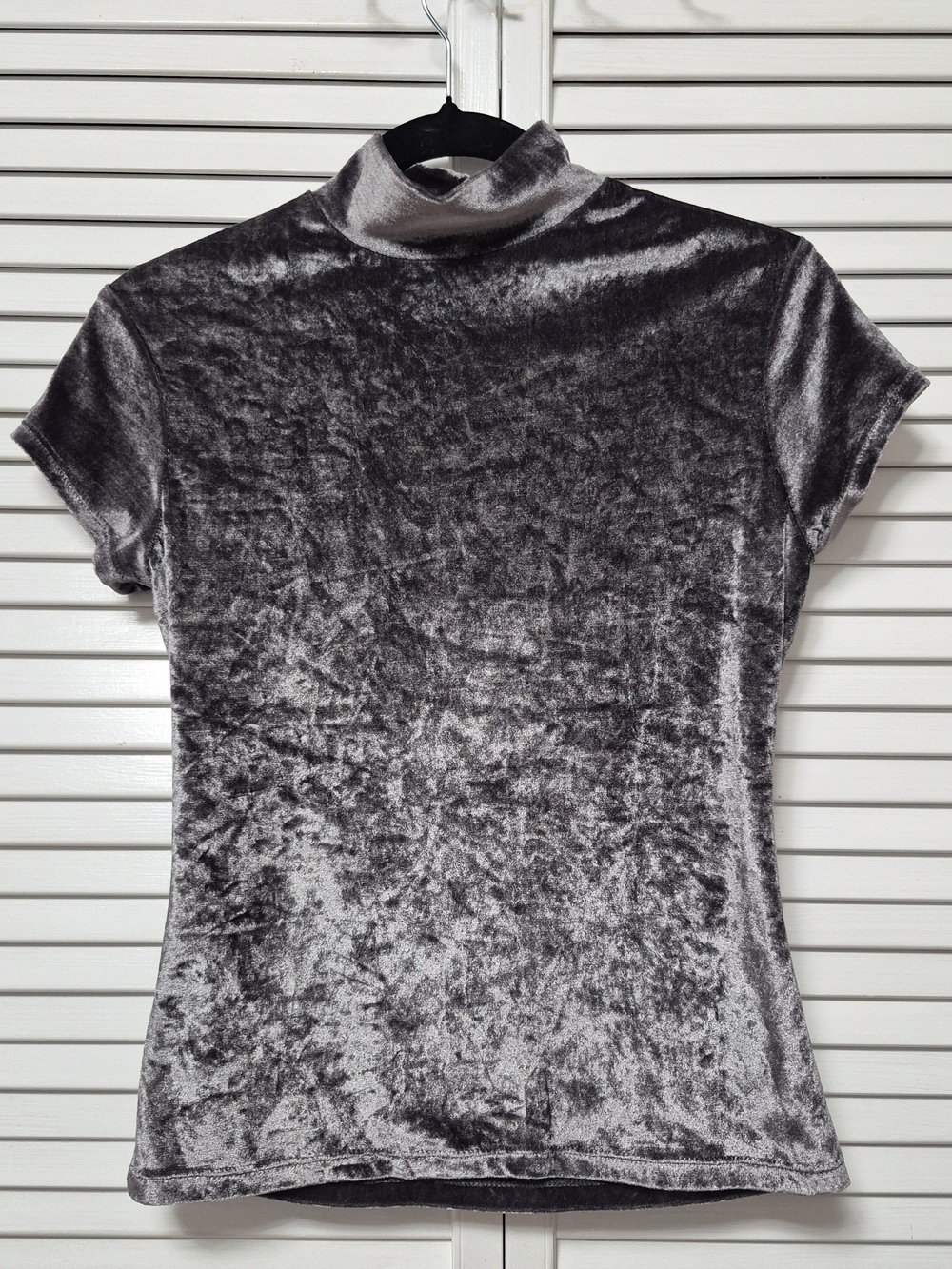 “Bebe San Francisco Gray Crushed Velvet Mock Neck Top Size M”.
